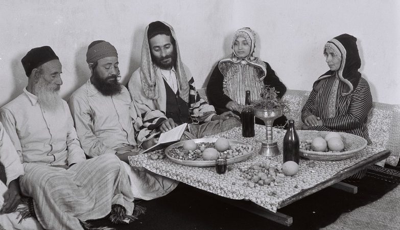1280px-A_YEMENITE_FAMILY_READING_FROM_THE_PSALMS_ON_SHABBAT_AFTER_LUNCH.D827-012