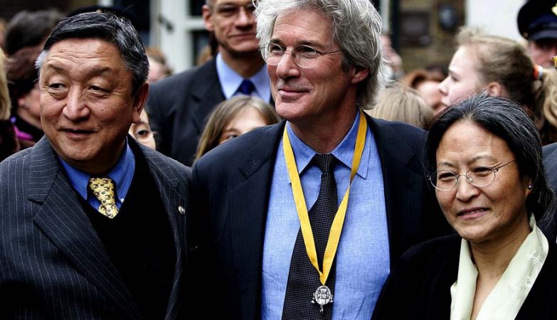 1280px-Richard_Gere,_Lodi_Gyari_and_Tsering_Jampa_in_2005