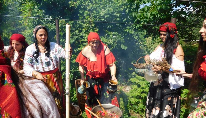 Vrăjitoarele din București la un ritual de zi